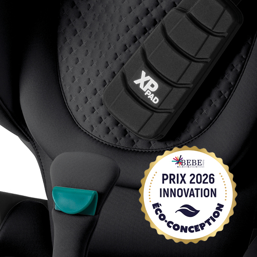 Primer plano de la silla de coche con respaldo alto Britax Römer KIDFIX PRO, destacando el logotipo Eco-Design Innovation 2026 Award y el relieve único en 3D con estrella de la LUX collection.